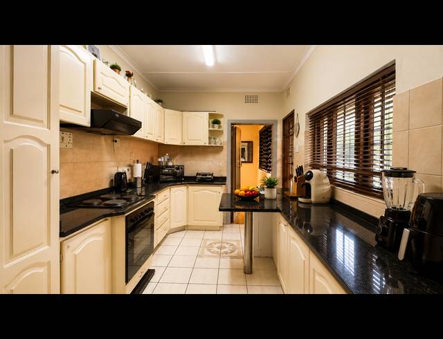 4 BEDROOM FREESTANDING FOR SALE IN BEREA WEST